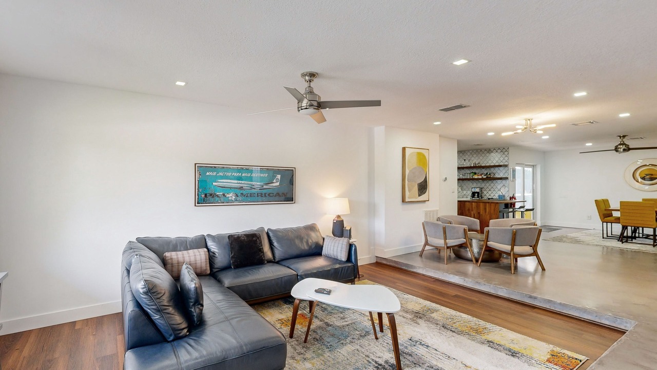 Photo of Livingroom in Central Oakland Park