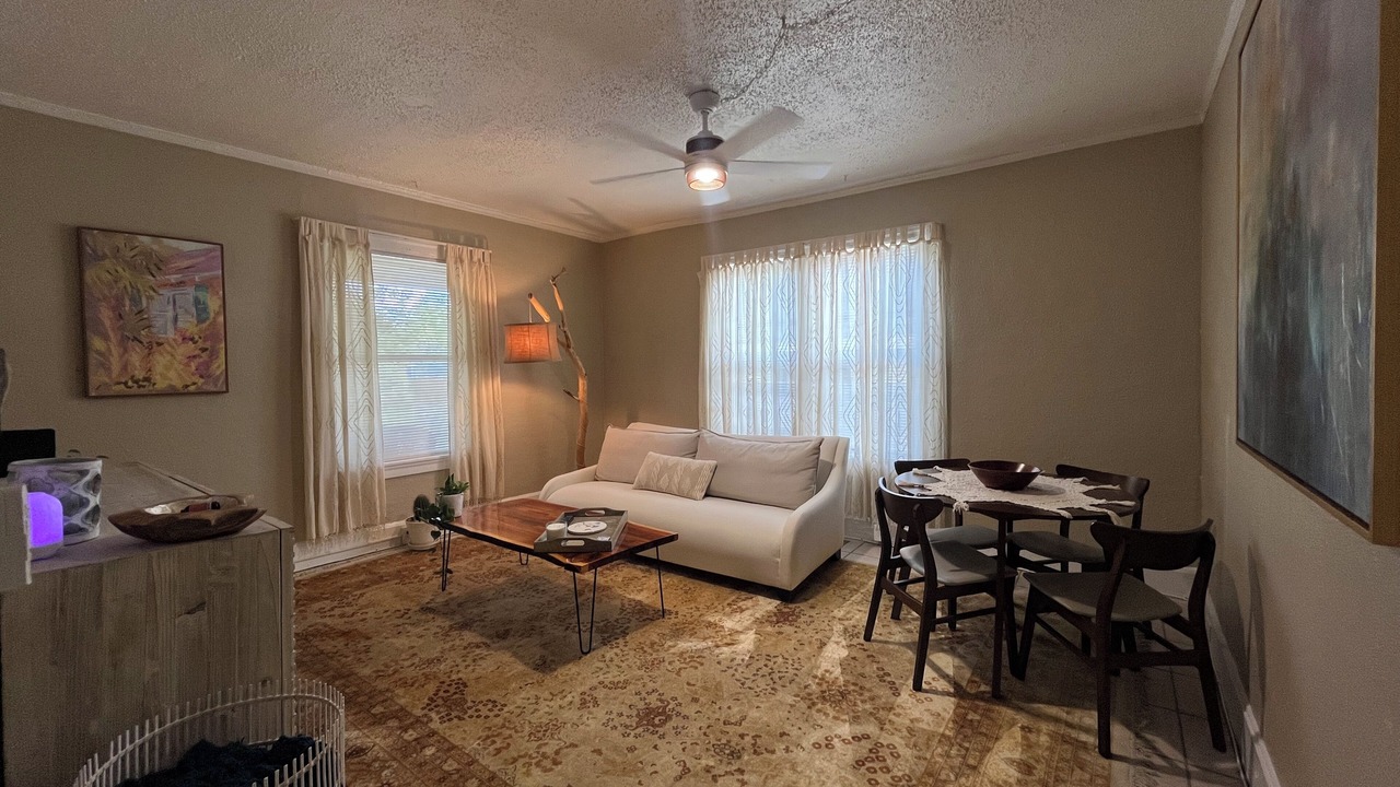 Photo of Livingroom in Historic Uptown