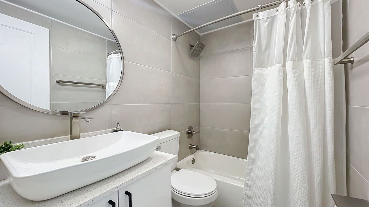 Photo of Bathroom in Lauderdale Harbours