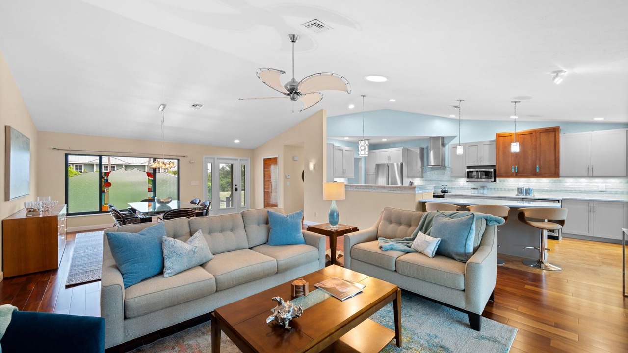 Photo of Livingroom in Vanderbilt Beach