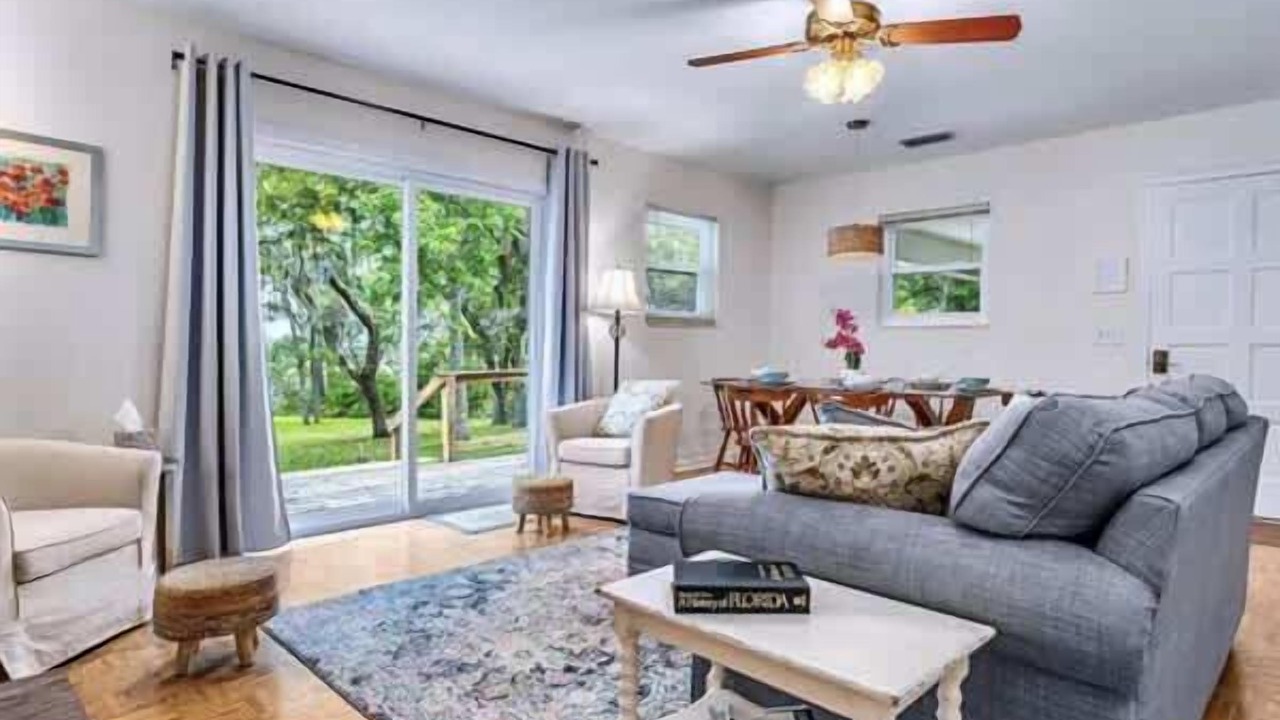 Photo of Livingroom in Eastpoint