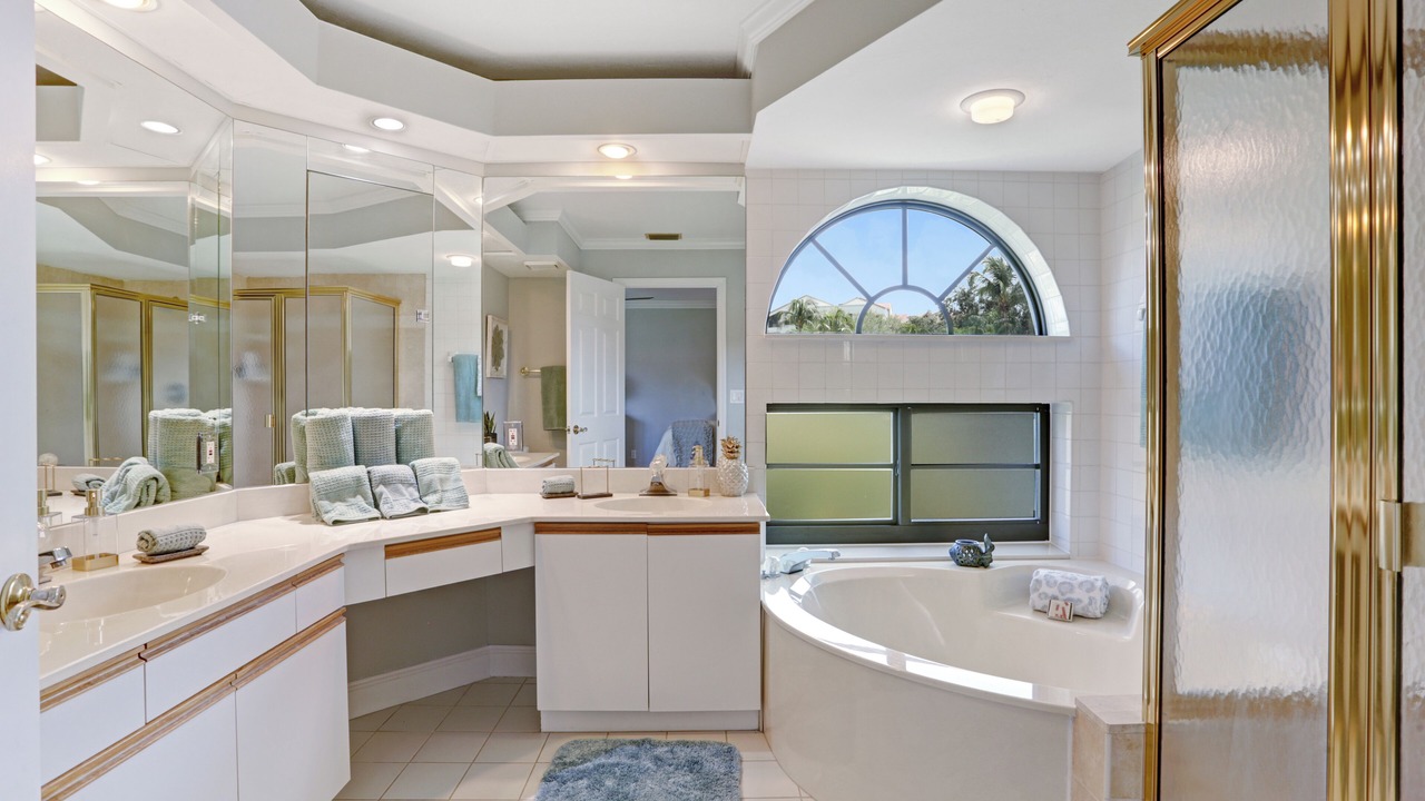 Photo of Bathroom in Pelican Bay