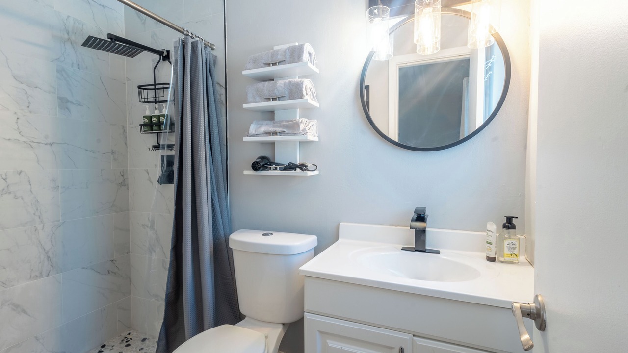 Photo of Bathroom in Bayshore Gardens