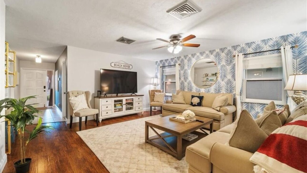 Photo of Livingroom in Vanderbilt Beach