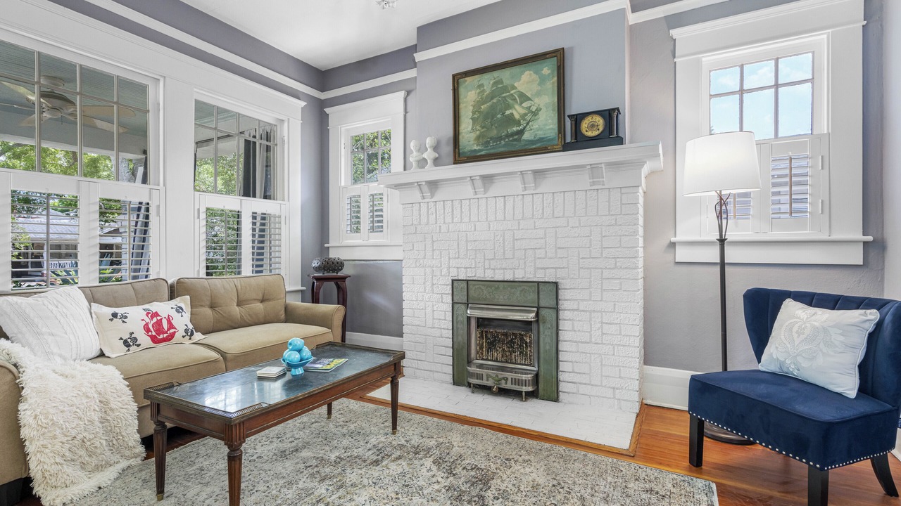 Photo of Livingroom in Historic Hyde Park North