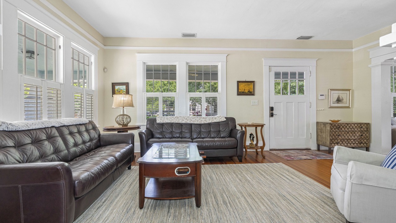 Photo of Livingroom in Historic Hyde Park North