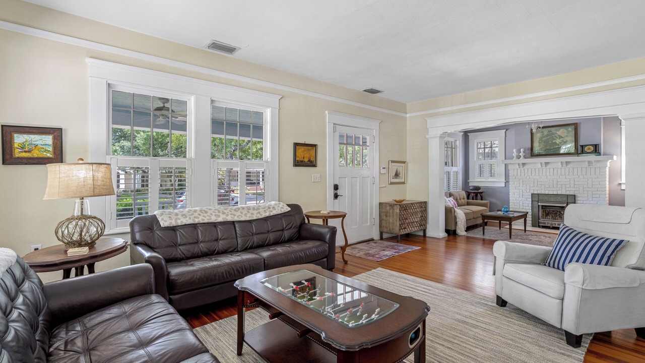 Photo of Livingroom in Historic Hyde Park North