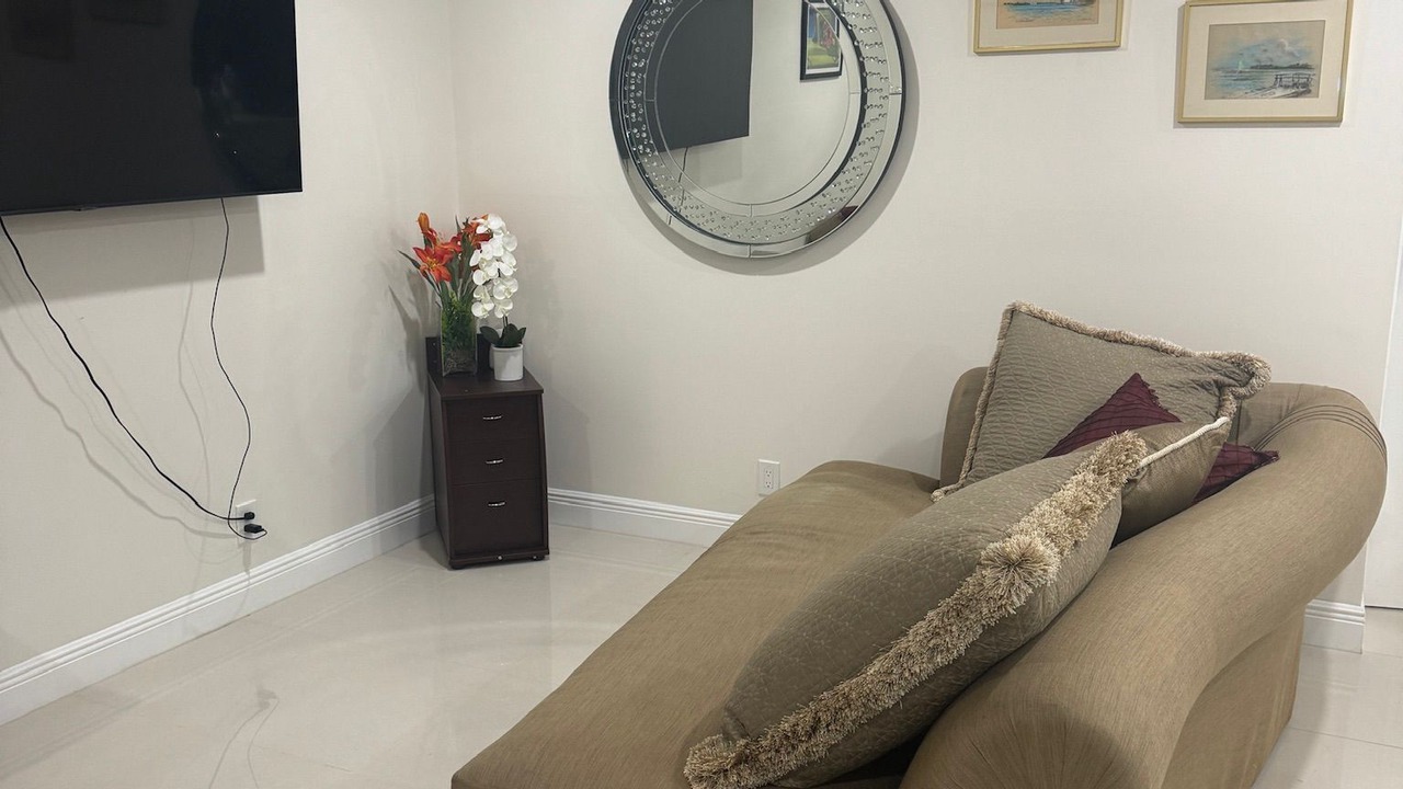 Photo of Livingroom in Lauderhill
