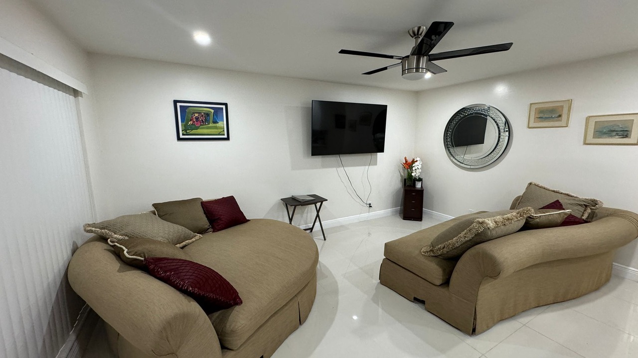 Photo of Livingroom in Lauderhill
