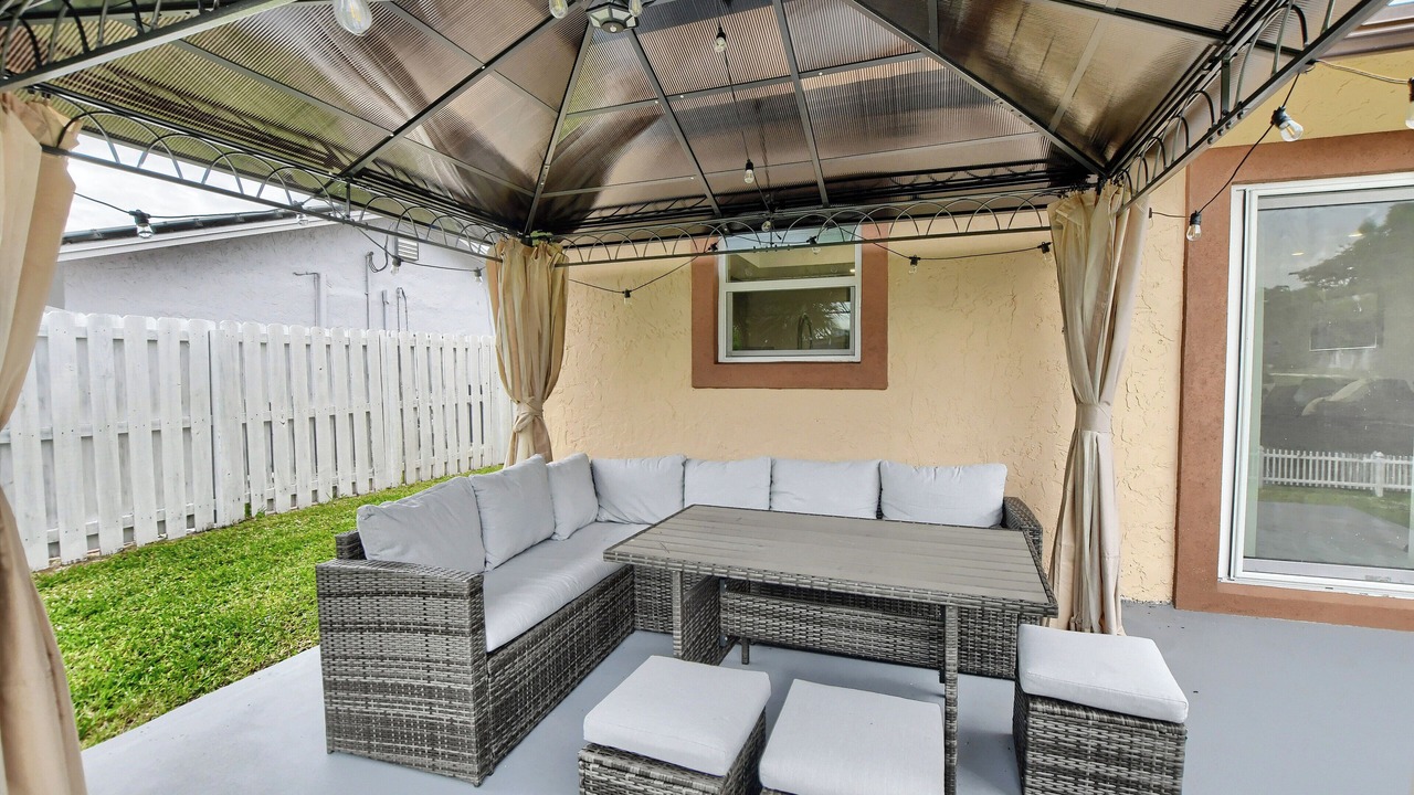 Photo of Patio Balcony in Tropic Palms