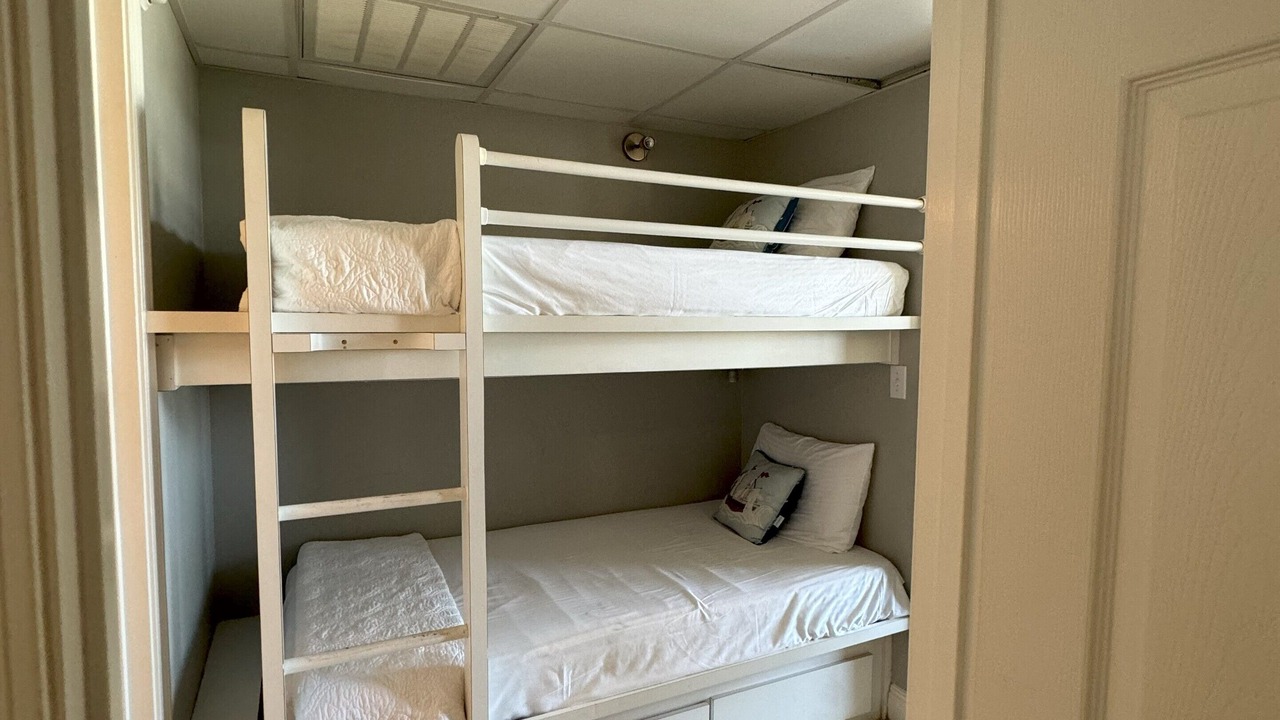 Photo of Bedroom in Crystal Shores