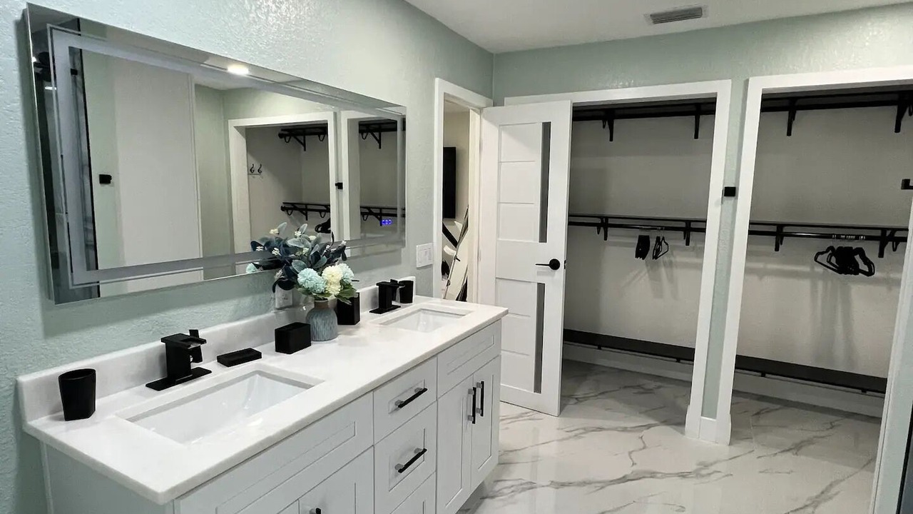 Photo of Bathroom in Lakeview Village