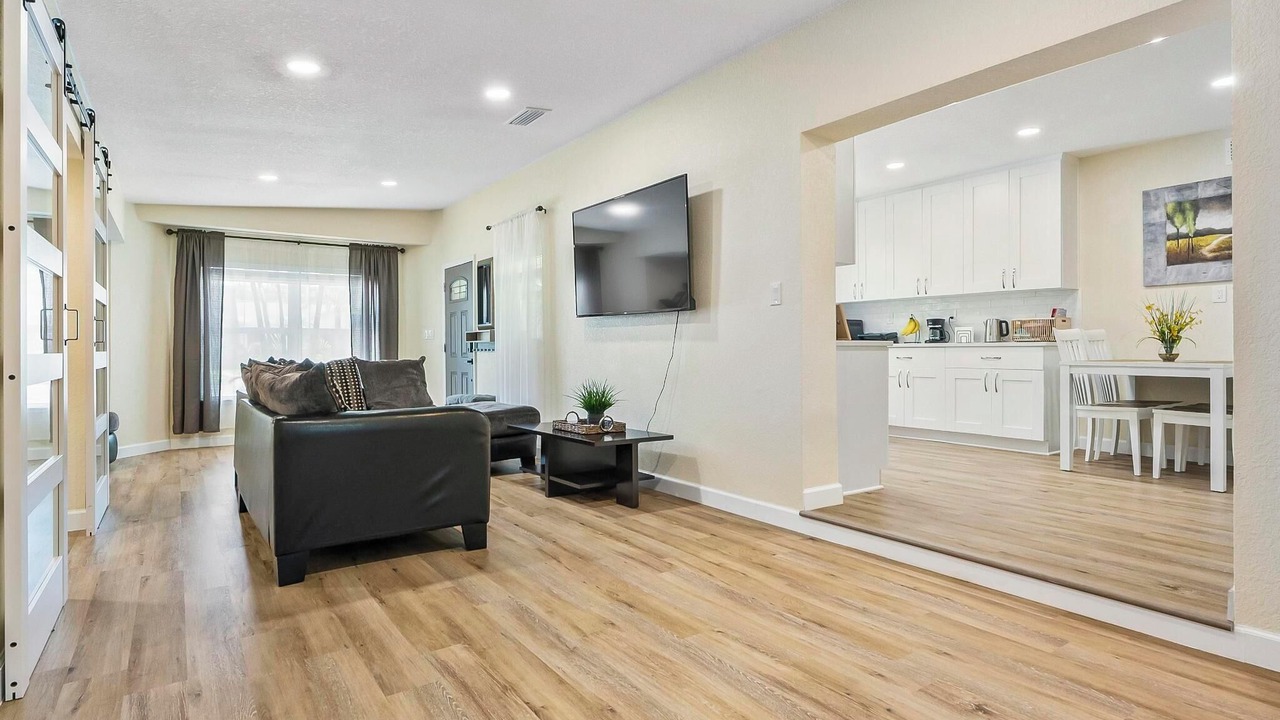 Photo of Livingroom in Fairoaks Manhattan Manor