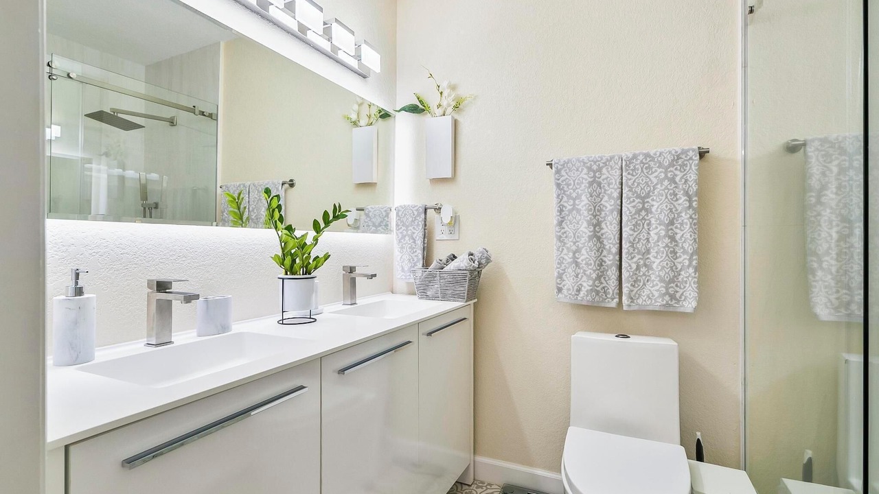 Photo of Bathroom in Fairoaks Manhattan Manor