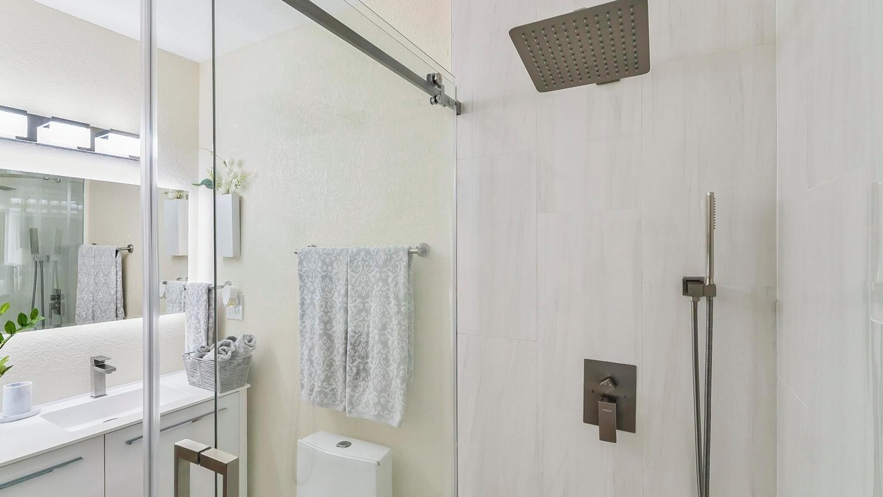 Photo of Bathroom in Fairoaks Manhattan Manor