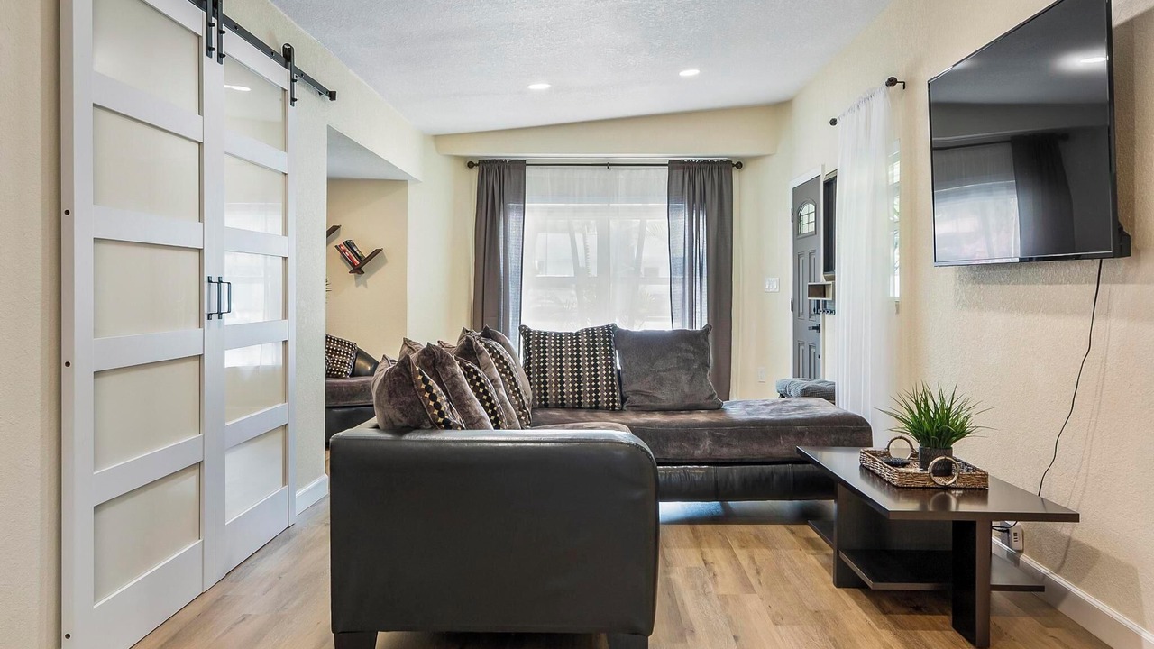 Photo of Livingroom in Fairoaks Manhattan Manor