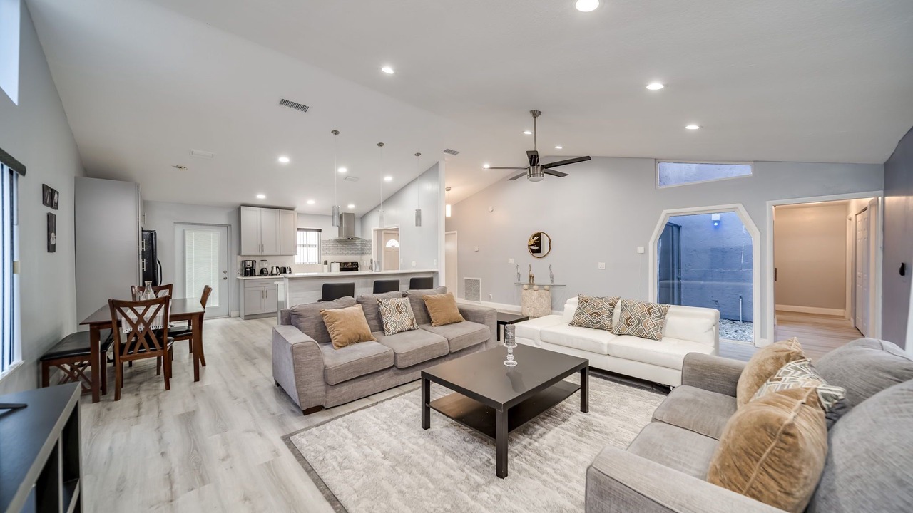 Photo of Livingroom in Lauderhill