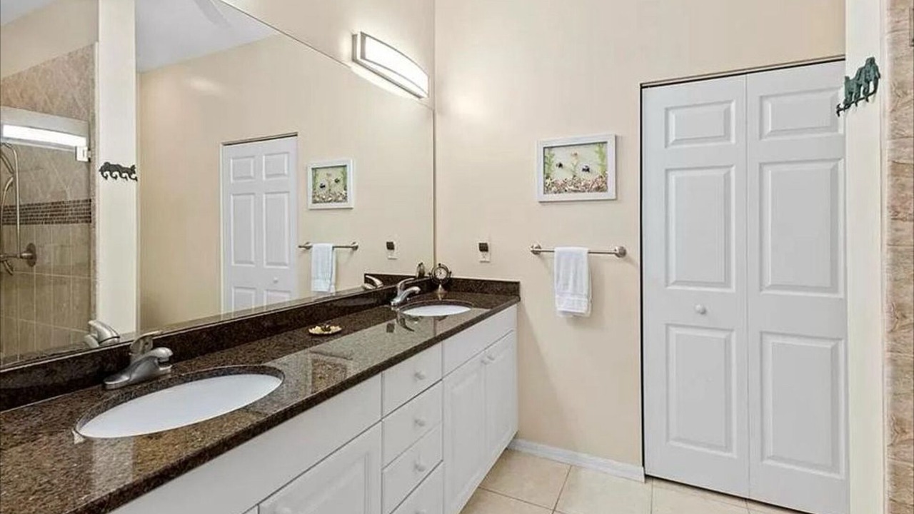 Photo of Bathroom in Crown Pointe
