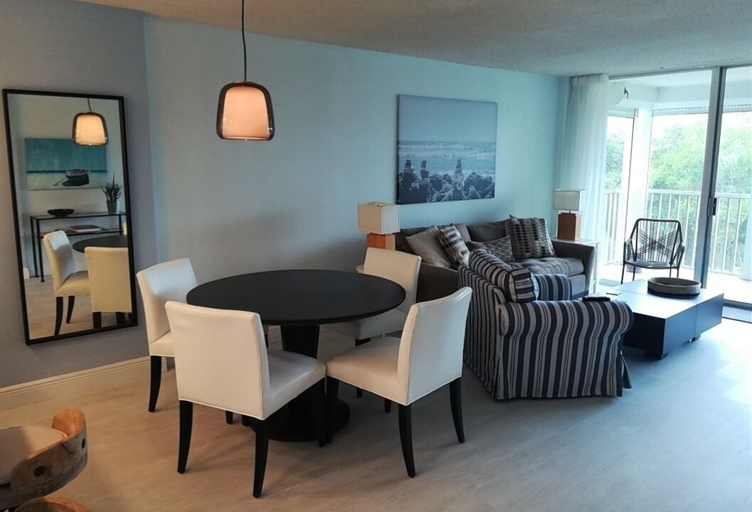 Photo of Livingroom in Vanderbilt Beach