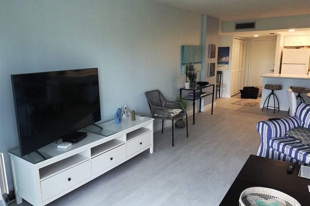 Photo of Livingroom in Vanderbilt Beach