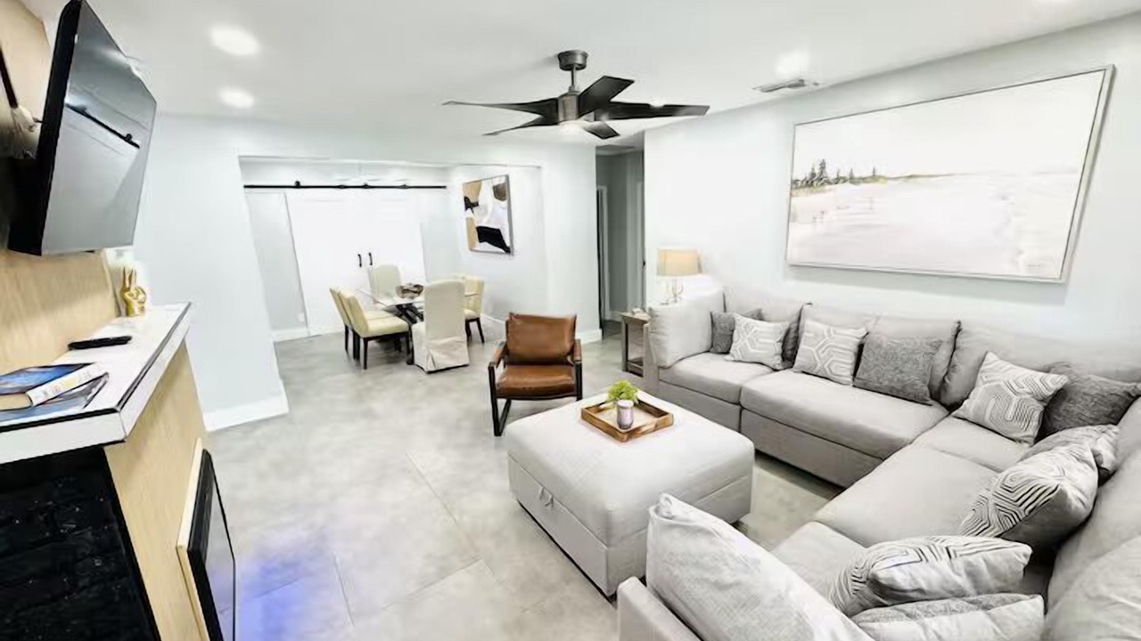 Photo of Livingroom in Lake Ridge