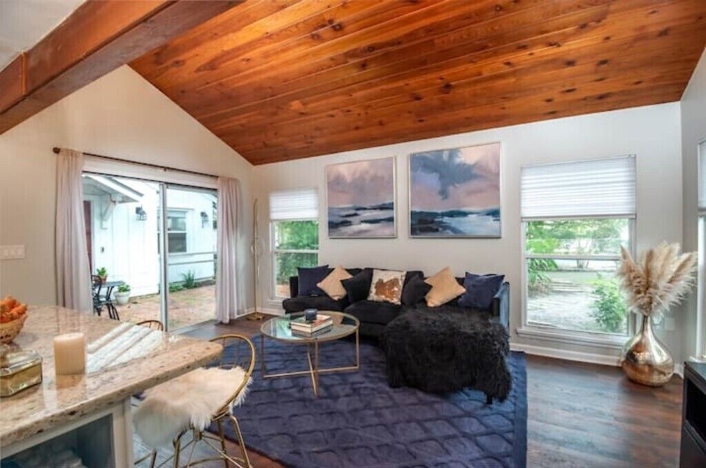 Photo of Livingroom in Historic District
