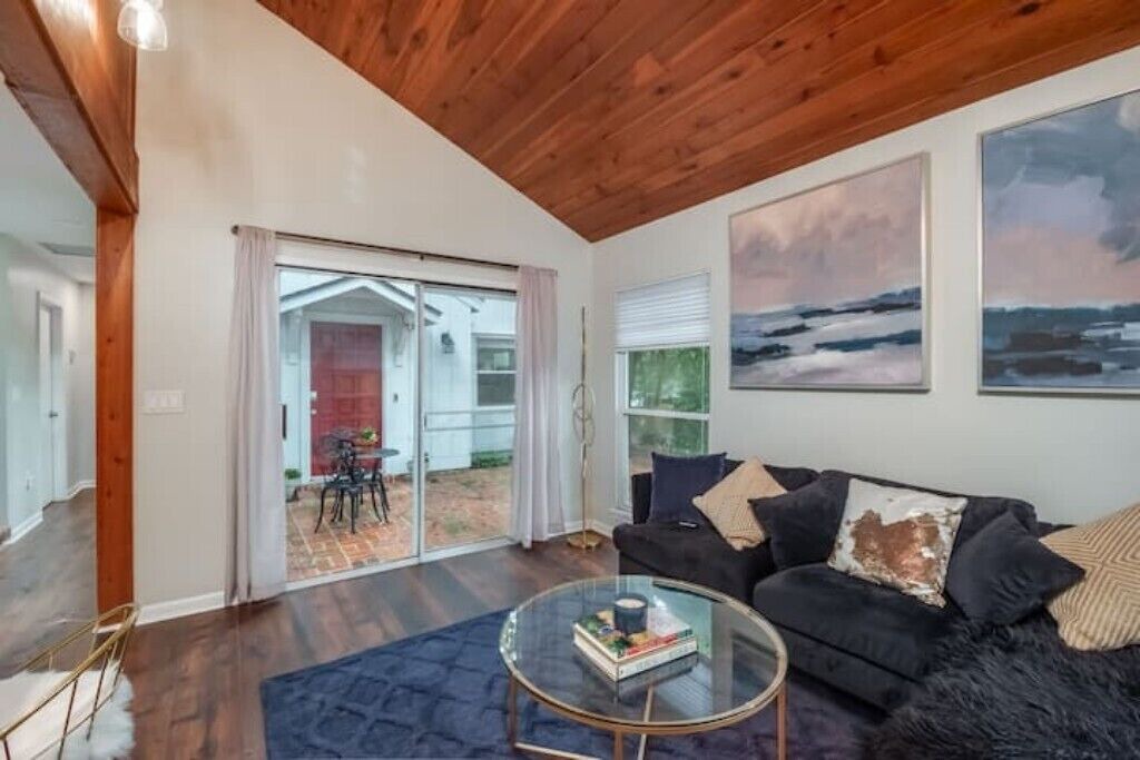 Photo of Livingroom in Historic District