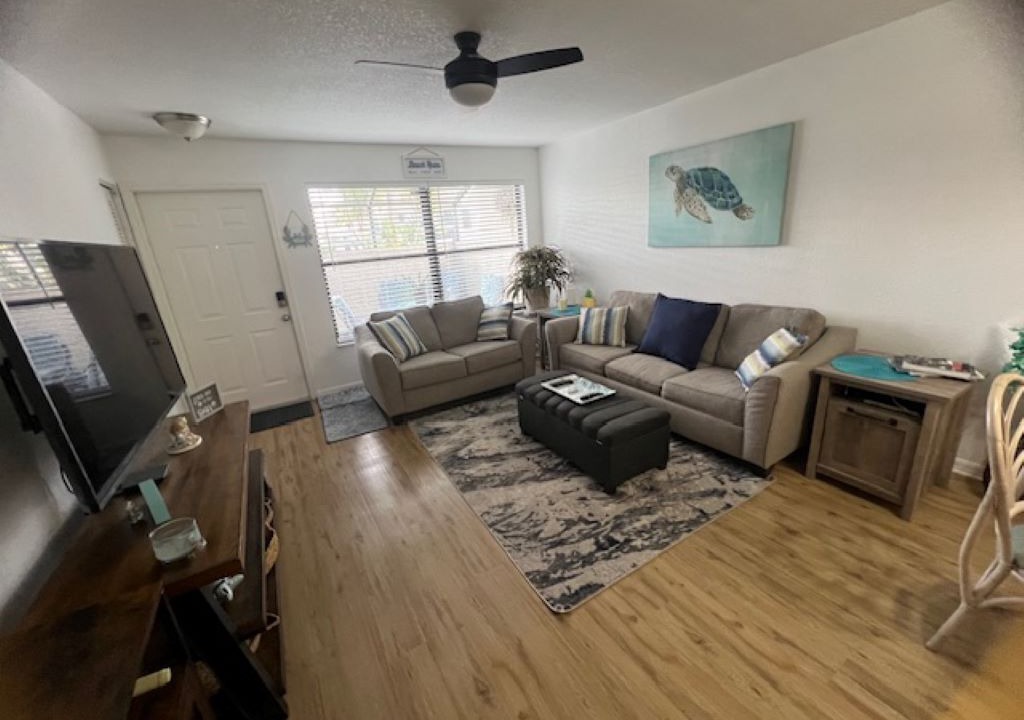 Photo of Livingroom in Pelican Bay
