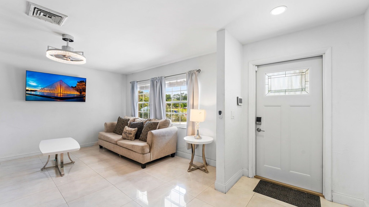Photo of Livingroom in Lauderdale Lakes