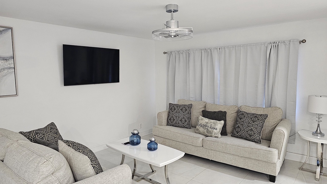 Photo of Livingroom in Lauderdale Lakes