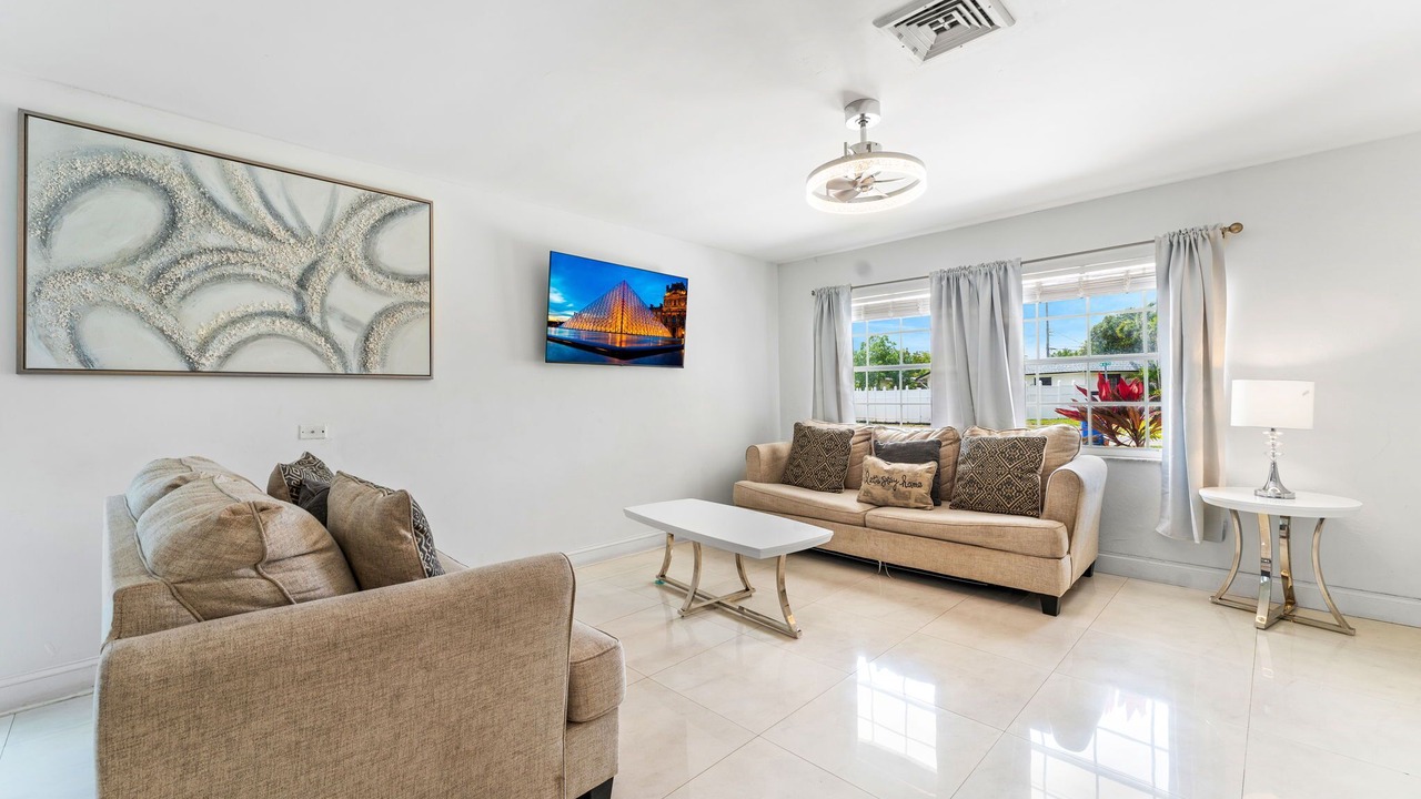 Photo of Livingroom in Lauderdale Lakes
