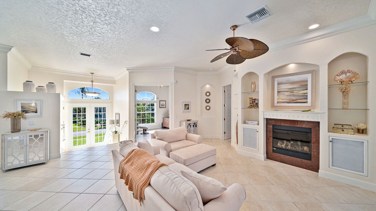 Photo of Livingroom in Beachview Country Club Estates