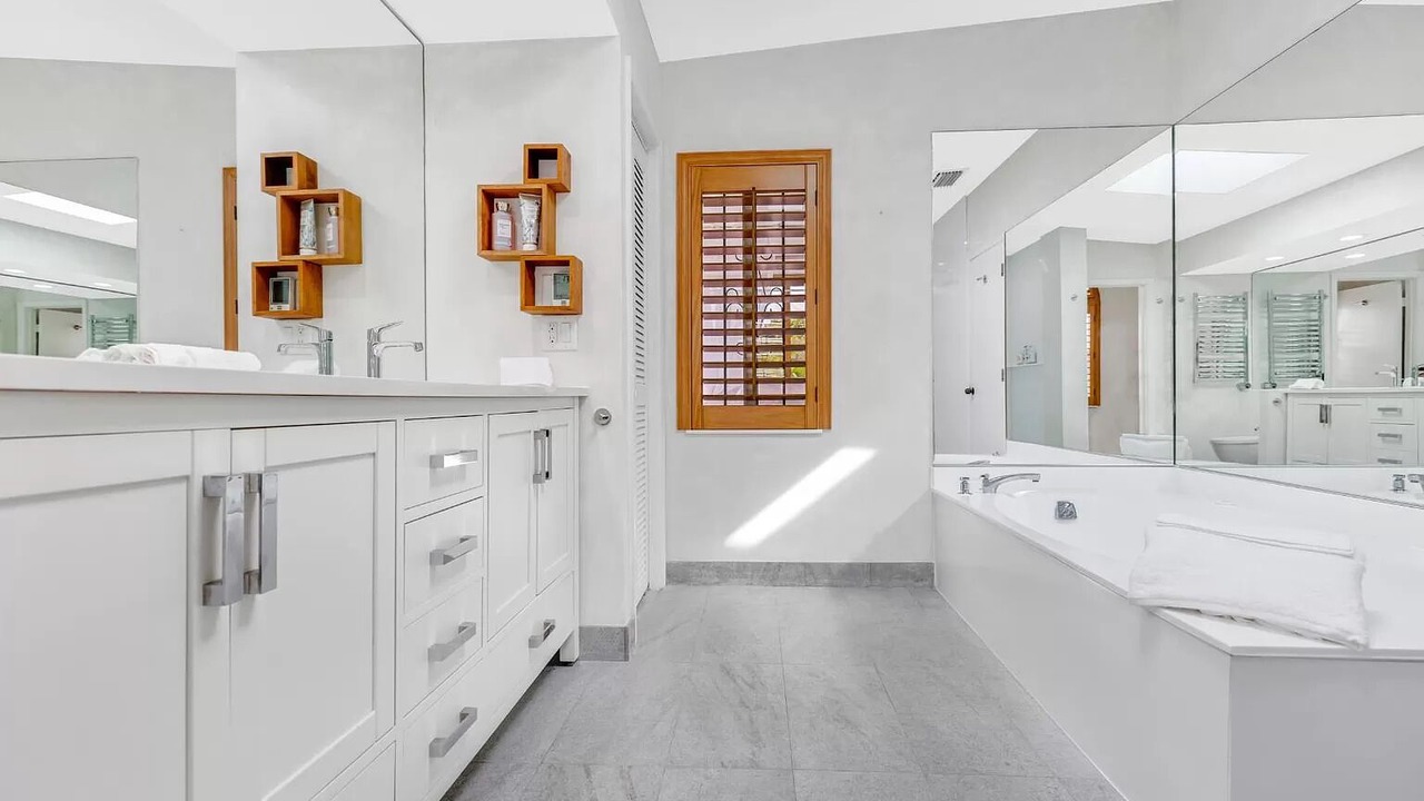 Photo of Bathroom in Hendricks and Venice Isles