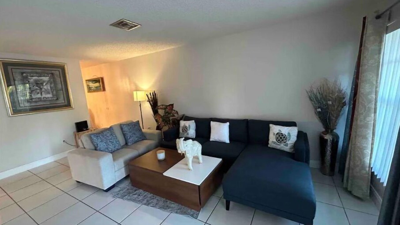 Photo of Livingroom in North Lauderdale