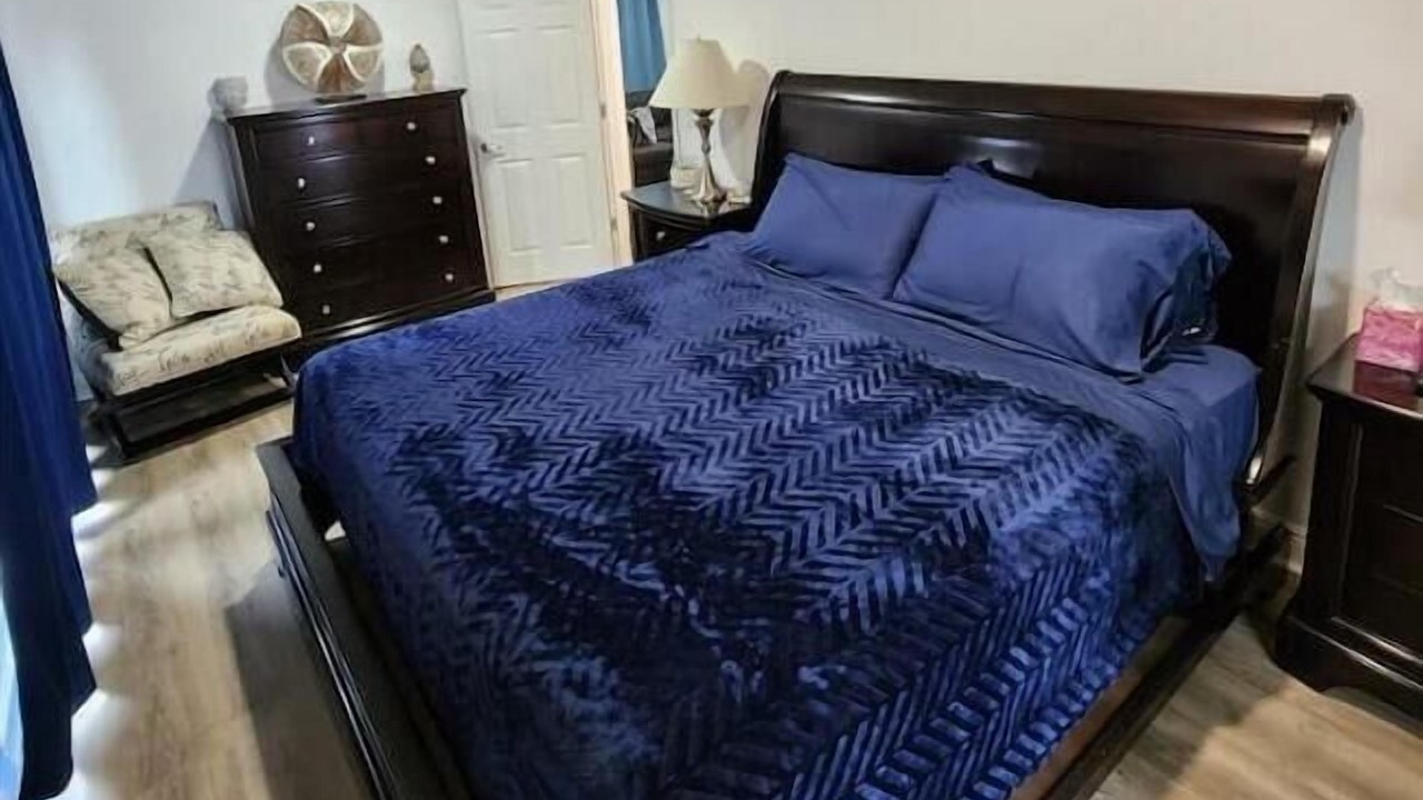 Photo of Bedroom in Central Oakland Park