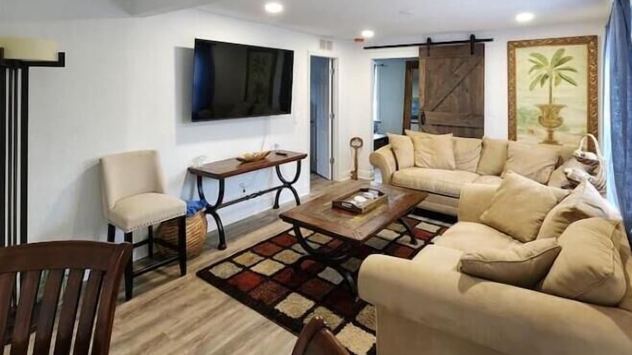Photo of Livingroom in Central Oakland Park