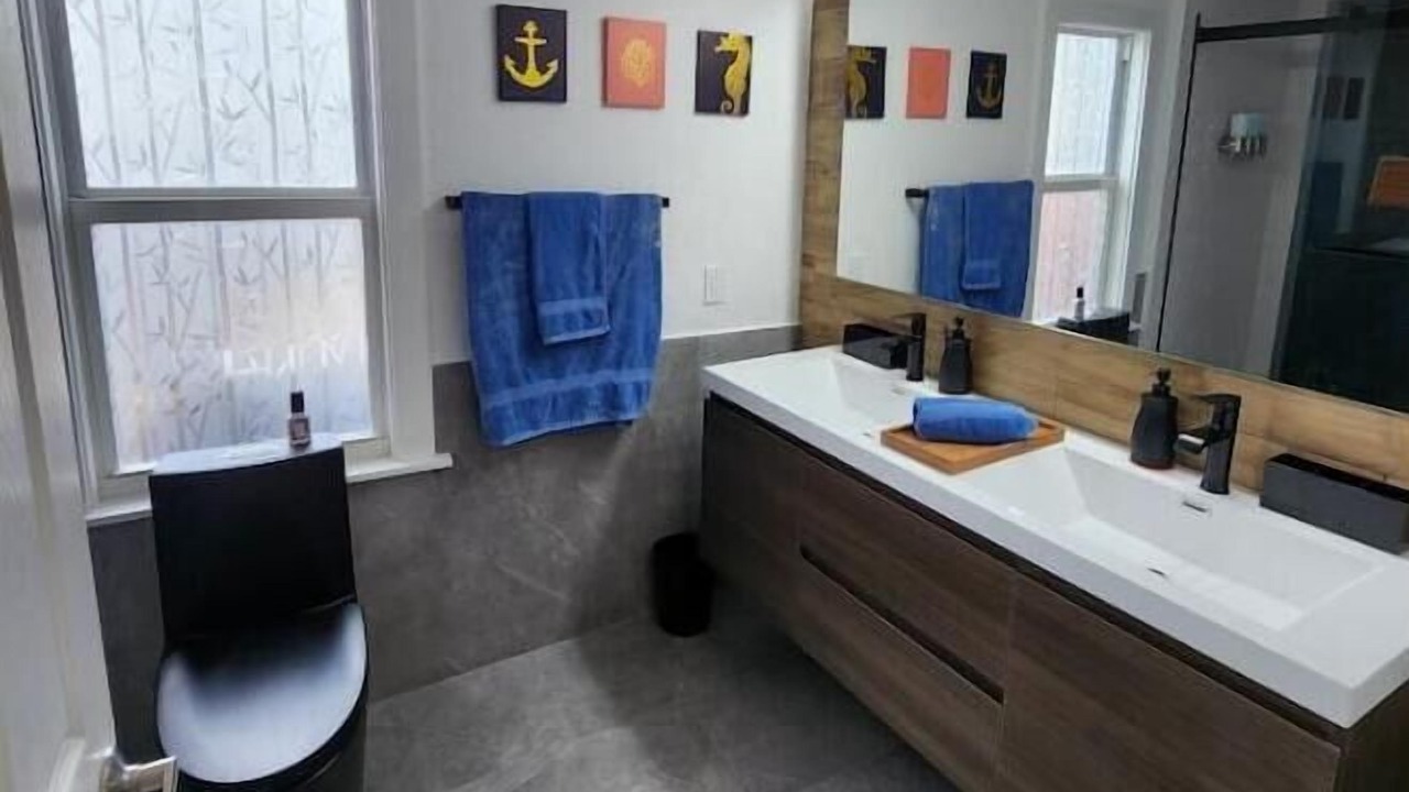 Photo of Bathroom in Central Oakland Park
