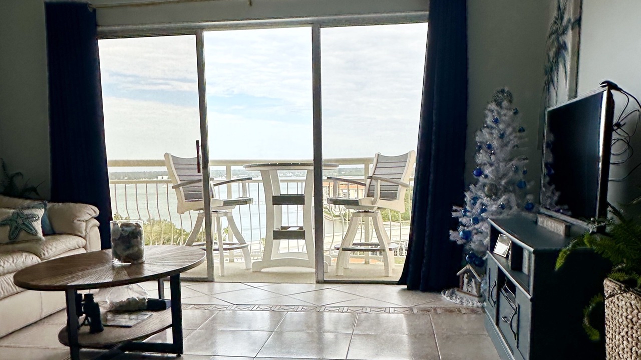 Photo of Livingroom in Bayway Isles