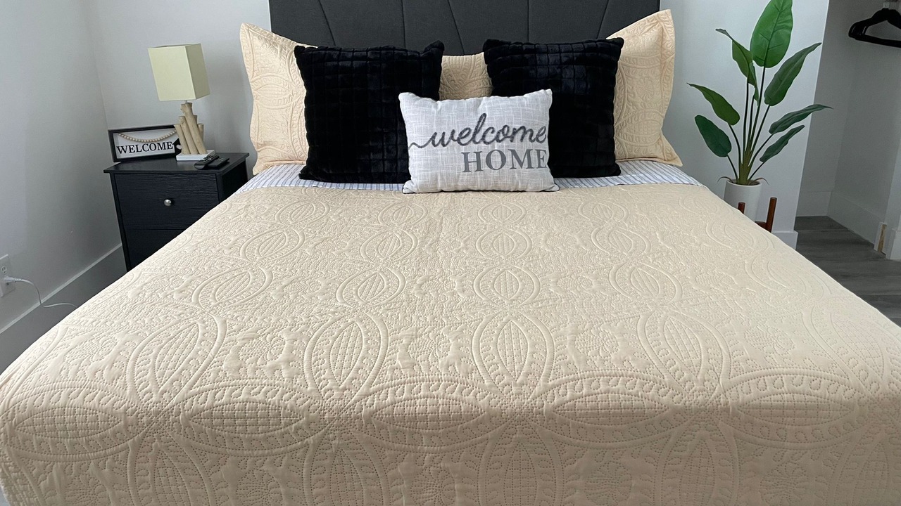 Photo of Bedroom in Greenview Shores