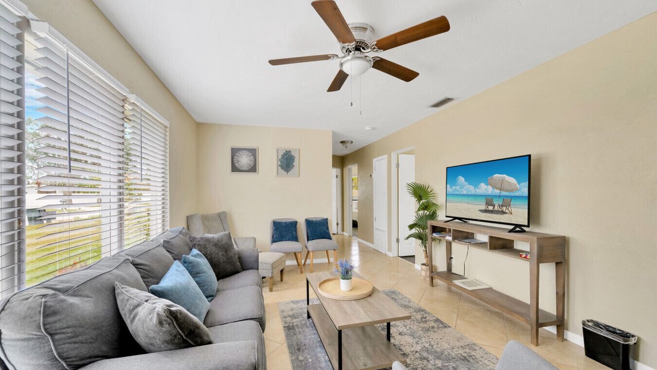 Photo of Livingroom in Oyster Bay