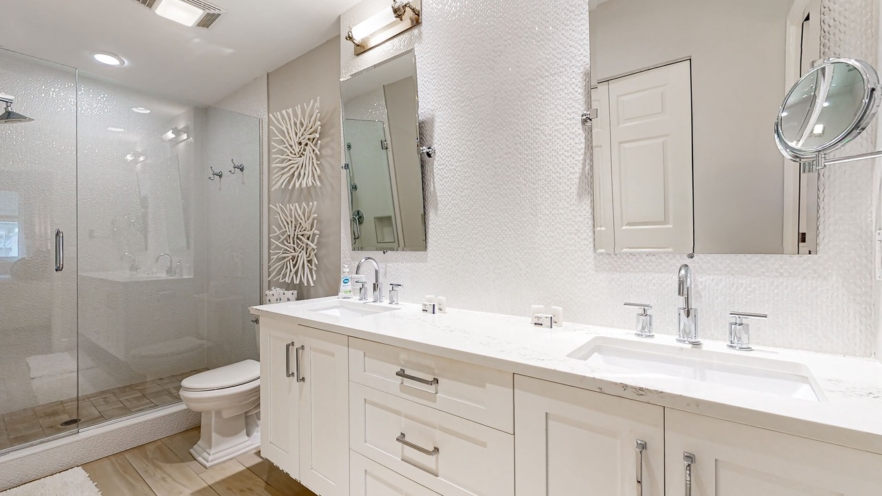 Photo of Bathroom in Vanderbilt Beach