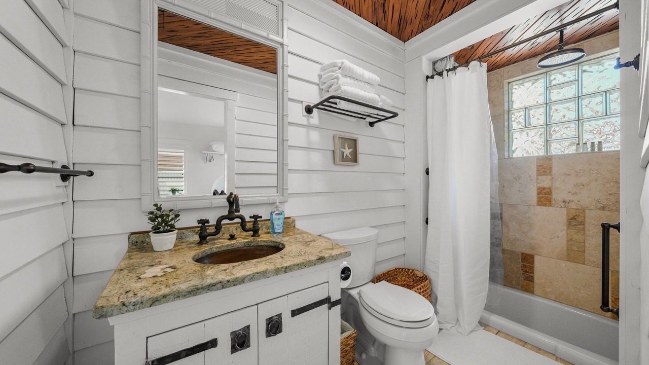 Photo of Bathroom in Independence Square