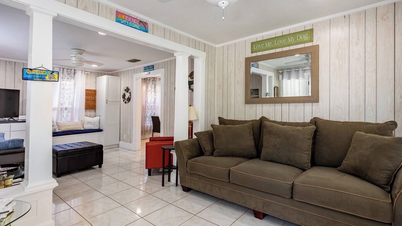 Photo of Livingroom in Historic Uptown