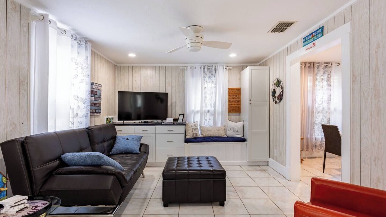 Photo of Livingroom in Historic Uptown