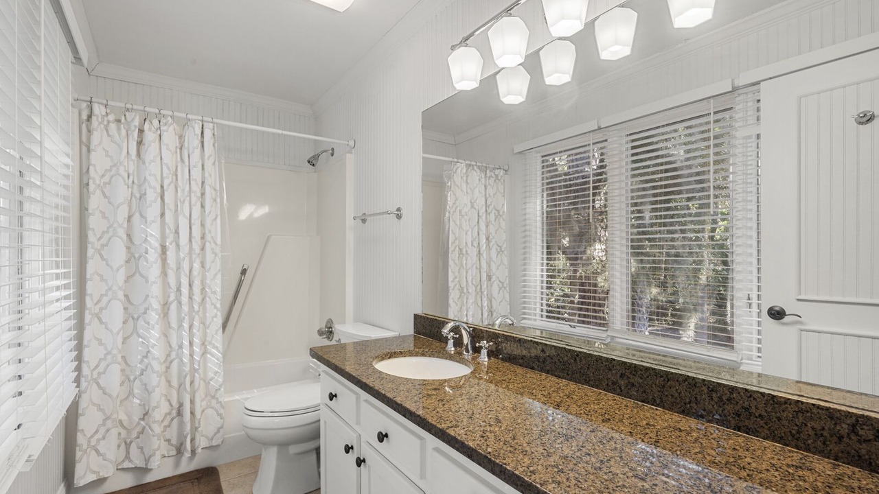 Photo of Bathroom in Vanderhorst Plantation