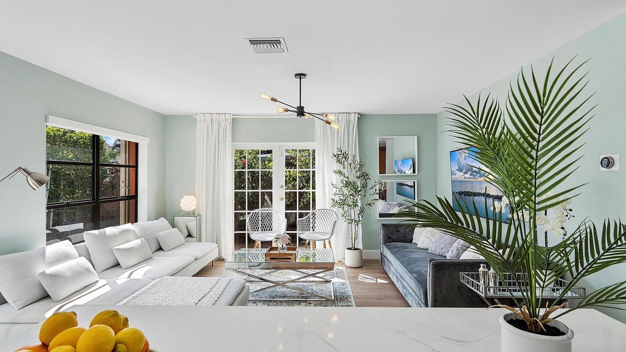 Photo of Livingroom in River Oaks