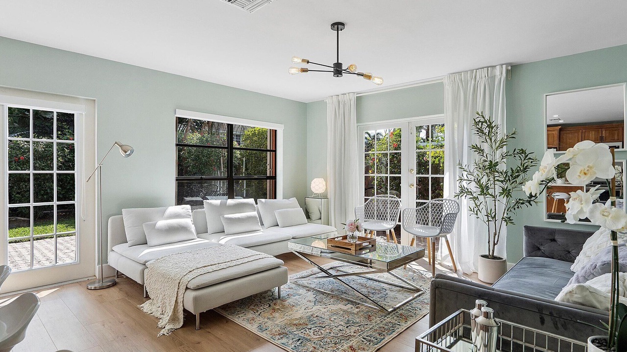 Photo of Livingroom in River Oaks