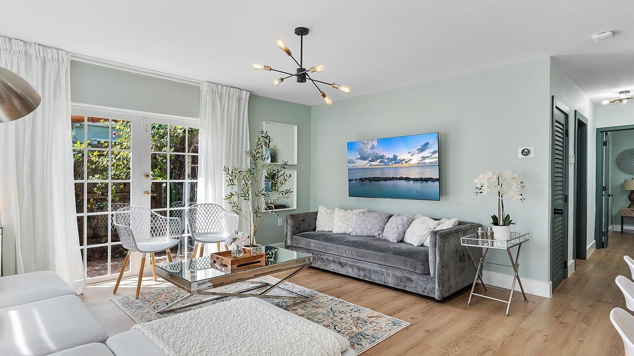 Photo of Livingroom in River Oaks