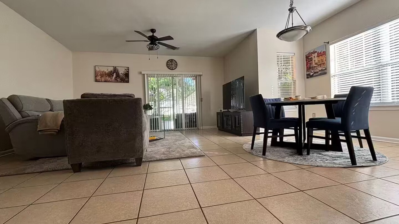 Photo of Livingroom in OakLeaf Plantation