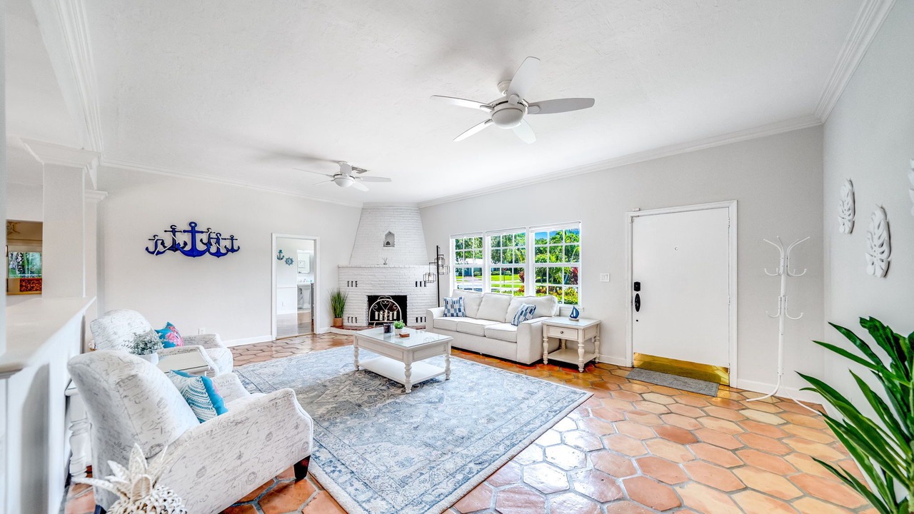Photo of Livingroom in Lake Ida Shores